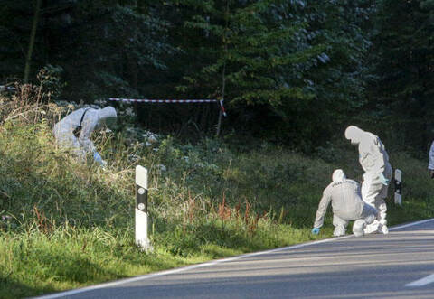 Die Spurensuche am Tatort der Bluttat an der L340 zwischen Dobel und Bad Herrenalb ist beendet. Jetzt wird eine im Rhein gefundene Schusswaffe untersucht. Ist das die Tatwaffe?