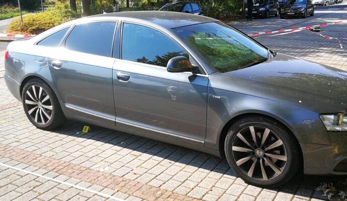 Wer kann Auskunft zu diesem grauen Audi A6 geben? Das rechtsgelenkte Auto gehörte dem Erschossenen und wurde in Maximilansau in der Pfalz gefunden. Hat jemand das Auto in der Nähe des Tatorts gesehen? Wer kann Auskunft zu diesem grauen Audi A6 geben? Das rechtsgelenkte Auto gehörte dem Erschossenen und wurde in Maximilansau in der Pfalz gefunden. Hat jemand das Auto in der Nähe des Tatorts gesehen?
