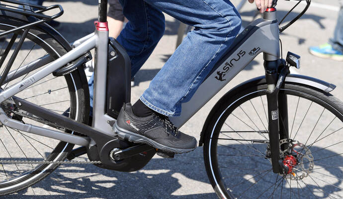 Immer mehr Menschen Fahren Räder mit Elektromotor-Unterstützung - und auch die Zahl der Unfälle mit Pedelecs steigt an. Immer mehr Menschen Fahren Räder mit Elektromotor-Unterstützung - und auch die Zahl der Unfälle mit Pedelecs steigt an.