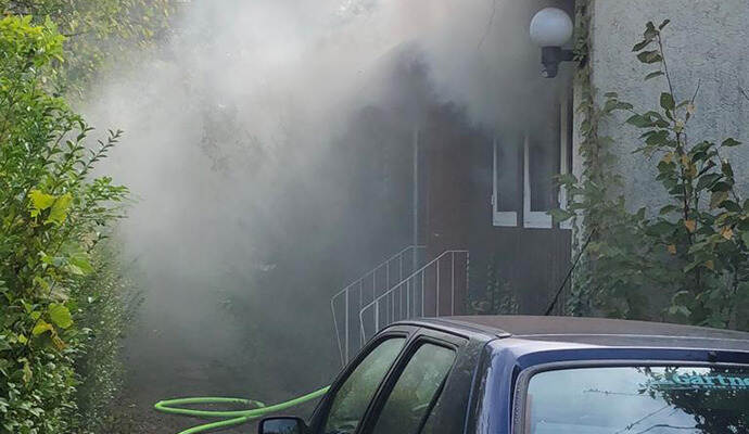Stark verraucht war die Wohnung im Haus an der Nebeniusstraße in Bretten. Vier von zehn Katzen starben darin. Zwei Hausbewohnerinnen mussten wegen des Verdachts einer Rauchgasvergiftung behandelt werden. Stark verraucht war die Wohnung im Haus an der Nebeniusstraße in Bretten. Vier von zehn Katzen starben darin. Zwei Hausbewohnerinnen mussten wegen des Verdachts einer Rauchgasvergiftung behandelt werden.
