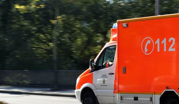 Die Frau musste mit leichteren Verletzungen in ein Krankenhaus gebracht werden. Die Frau musste mit leichteren Verletzungen in ein Krankenhaus gebracht werden.