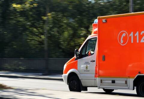 Die Frau musste mit leichteren Verletzungen in ein Krankenhaus gebracht werden.