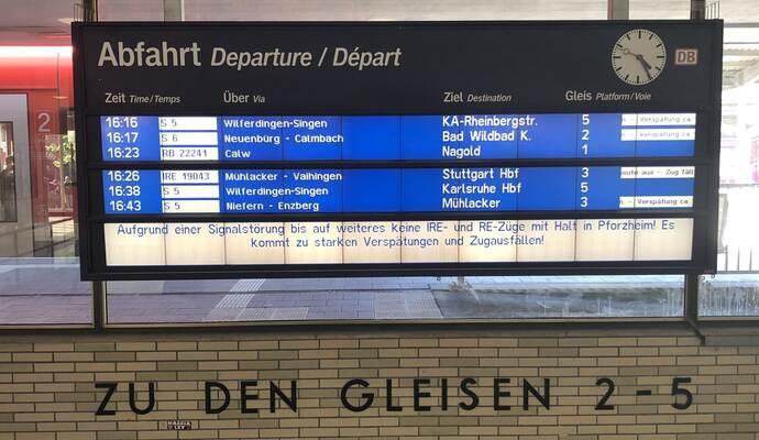 Die Hinweistafel am Bahnhof Pforzheim hat am Dienstag keine guten Nachrichten für Bahnpendler parat.