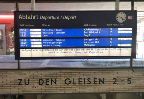 Die Hinweistafel am Bahnhof Pforzheim hat am Dienstag keine guten Nachrichten für Bahnpendler parat.
