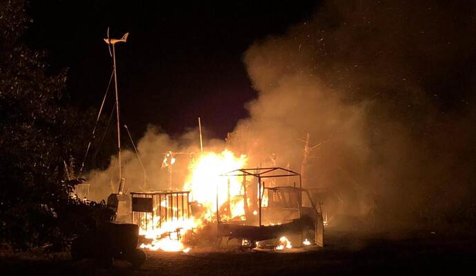 Die Gartenhütte stand in Vollbrand. Die Gartenhütte stand in Vollbrand.