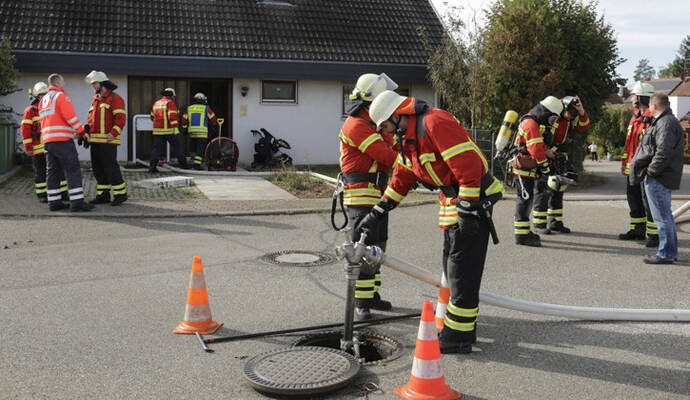 Glück im Unglück: Ein vermuteter Kellerbrand in Tiefenbronn entpuppt sich als qualmender Wäschetrockner, der rasch gelöscht werden konnte. Glück im Unglück: Ein vermuteter Kellerbrand in Tiefenbronn entpuppt sich als qualmender Wäschetrockner, der rasch gelöscht werden konnte.