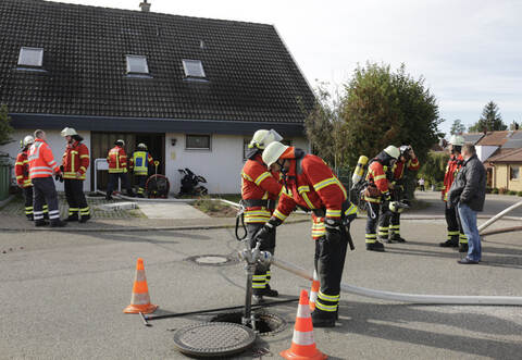 Glück im Unglück: Ein vermuteter Kellerbrand in Tiefenbronn entpuppt sich als qualmender Wäschetrockner, der rasch gelöscht werden konnte.