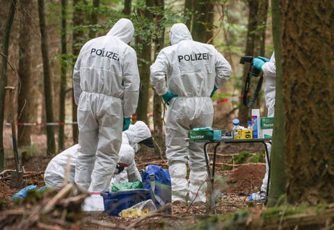Kriminaltechniker aus Pforzheim und Karlsruhe mit weißen Anzügen und Mundschutz waren im weiträumig abgesperrten Waldstück dabei, Spuren zu sichern.