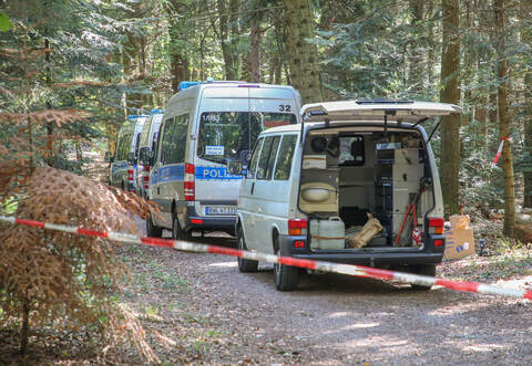 Die Suche nach Spuren geht weiter. Geklärt werden muss, ob der dringend Tatverdächtige am Tatort und bei der Tötung unterstützt wurde und von wem.