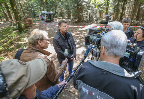 Nachdem die Leiche gefunden wurde, gab Polizeisprecher Frank Otruba der Presse am 5. Oktober nahe des Fundorts Auskünfte.
