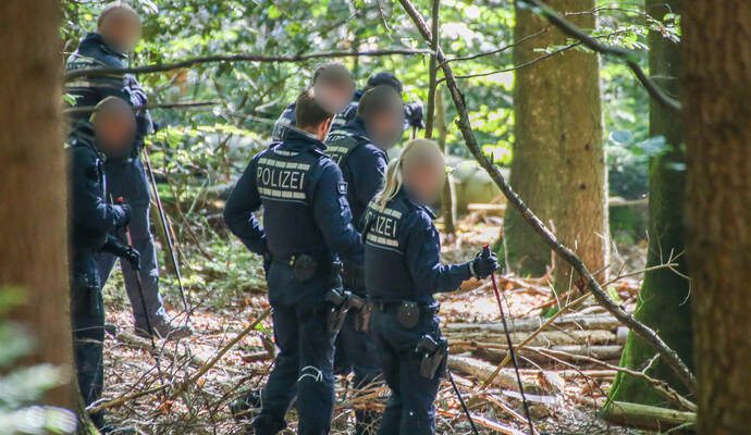 Am Donnerstagvormittag haben rund 25 Beamte den Bereich um den Fundort noch einmal großflächig nach Spuren abgesucht. Am Donnerstagvormittag haben rund 25 Beamte den Bereich um den Fundort noch einmal großflächig nach Spuren abgesucht.