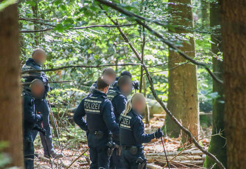 Am Donnerstagvormittag haben rund 25 Beamte den Bereich um den Fundort noch einmal großflächig nach Spuren abgesucht.