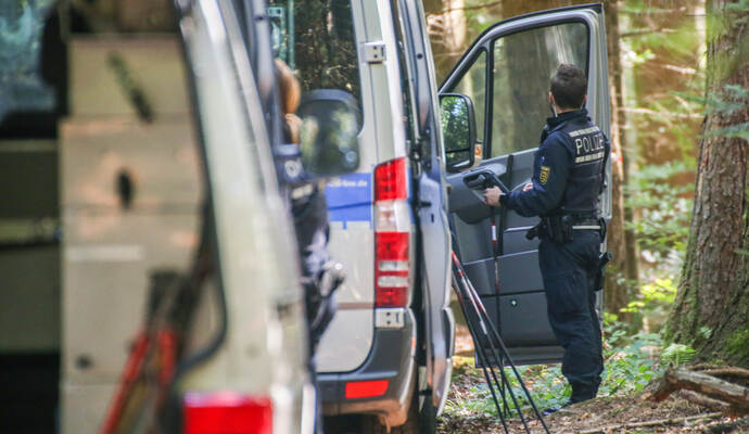 Die Polizei sucht weiter nach Zeugen und Hinweisen - so wie am Donnerstag, als sie das Waldstückim Süden Pforzheims erneut durchkämmte. Die Polizei sucht weiter nach Zeugen und Hinweisen - so wie am Donnerstag, als sie das Waldstückim Süden Pforzheims erneut durchkämmte.