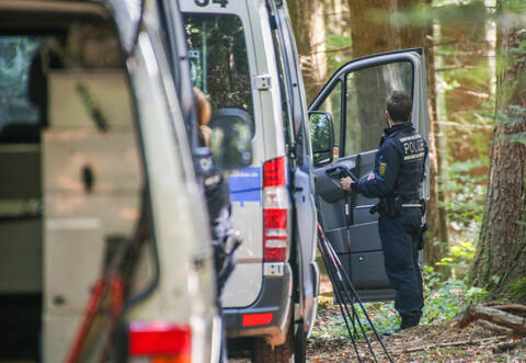 Die Polizei sucht weiter nach Zeugen und Hinweisen - so wie am Donnerstag, als sie das Waldstückim Süden Pforzheims erneut durchkämmte.