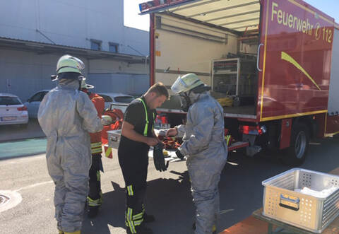 Nur mit Schutzanzügen näherten sich die Feuerwehrleute der Stelle, an der ein Transporter bei einer Königsbacher Firma Phosphorsäure verloren hatte.