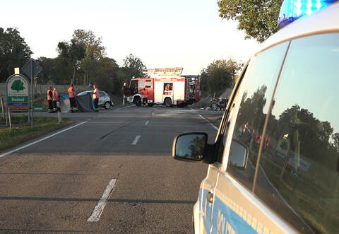 Tödliche Verletzungen erlitt ein Motorradfahrer, der beim Überholen gegen ein abbiegendes Auto prallte.