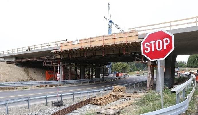 Ab kommenden Montag wird die Dietlinger Straße im Bereich der Westtangentenbrücke wegen Belagsarbeiten wieder voll gesperrt. Voraussichtlich wird sie am Montag, 22. Oktober wieder frei befahrbar sein. Ab kommenden Montag wird die Dietlinger Straße im Bereich der Westtangentenbrücke wegen Belagsarbeiten wieder voll gesperrt. Voraussichtlich wird sie am Montag, 22. Oktober wieder frei befahrbar sein.