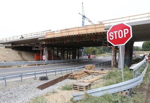 Ab kommenden Montag wird die Dietlinger Straße im Bereich der Westtangentenbrücke wegen Belagsarbeiten wieder voll gesperrt. Voraussichtlich wird sie am Montag, 22. Oktober wieder frei befahrbar sein. 
