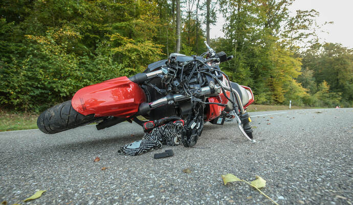 Die 27-jährige Kradfahrerin wurde mit einem Rettungshubschrauber ins Krankenhaus gebracht. Die 27-jährige Kradfahrerin wurde mit einem Rettungshubschrauber ins Krankenhaus gebracht.