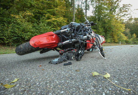 Die 27-jährige Kradfahrerin wurde mit einem Rettungshubschrauber ins Krankenhaus gebracht.