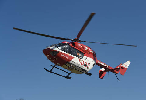 Nach der Erstversorgung vor Ort durch einen Notarzt wurde der Mann mit einem Rettungshubschrauber in eine Klinik geflogen.
