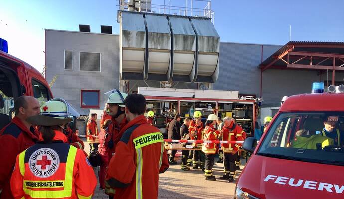 Feuerwehr und DRK sind mit einem Großaufgebot vor Ort.