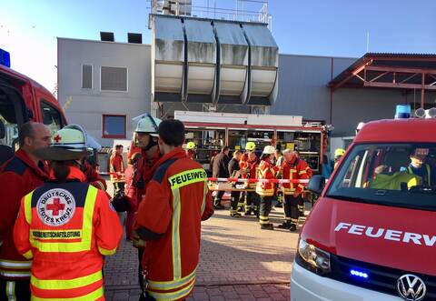 Feuerwehr und DRK sind mit einem Großaufgebot vor Ort.