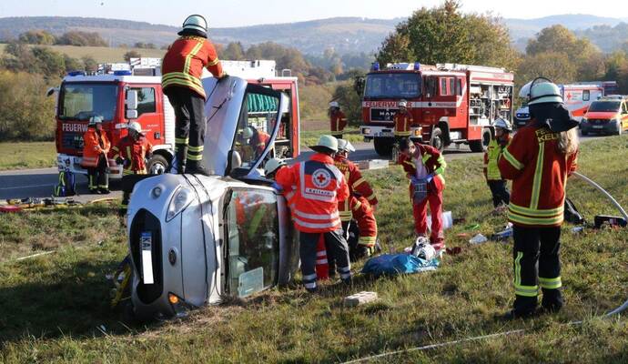 Die Feuerwehr befreite die verletzte Frau. Die Feuerwehr befreite die verletzte Frau.