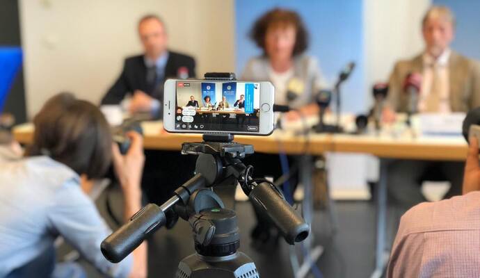 Pressekonferenz zum Fall des getöteten Büchsenmachers, Sportschützen und Jägers Simon Paulus aus Birkenfeld-Gräfenhausen: Auf dem Podium sitzen (von links) Bernhard Ebinger und Sabine Mayländer (jeweils Staatsanwaltschaft), Uwe Carl (Leiter Kriminalkommissariat Pforzheim) und Raphael Fiedler (Polizei-Pressesprecher).