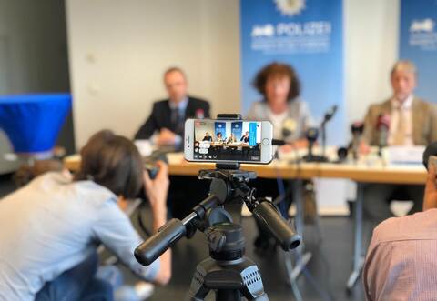 Pressekonferenz zum Fall des getöteten Büchsenmachers, Sportschützen und Jägers Simon Paulus aus Birkenfeld-Gräfenhausen: Auf dem Podium sitzen (von links) Bernhard Ebinger und Sabine Mayländer (jeweils Staatsanwaltschaft), Uwe Carl (Leiter Kriminalkommissariat Pforzheim) und Raphael Fiedler (Polizei-Pressesprecher).