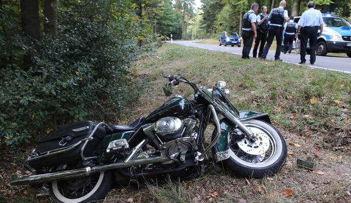 Weil ein Busfahrer auf der L339 zwischen Straubenhardt-Schwann und Neuenbürg-Dennach einen Radfahrer überholen wollte, kam es zum Crash von einem Motorradfahrer und dem überholten Radler. Weil ein Busfahrer auf der L339 zwischen Straubenhardt-Schwann und Neuenbürg-Dennach einen Radfahrer überholen wollte, kam es zum Crash von einem Motorradfahrer und dem überholten Radler.