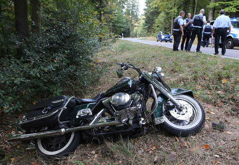 Weil ein Busfahrer auf der L339 zwischen Straubenhardt-Schwann und Neuenbürg-Dennach einen Radfahrer überholen wollte, kam es zum Crash von einem Motorradfahrer und dem überholten Radler.