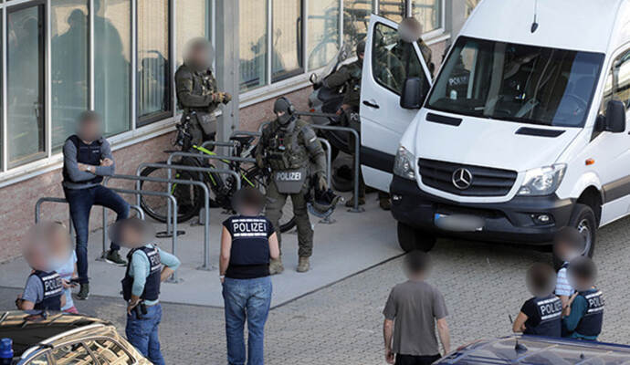 Ein Großaufgebot an Polizisten war bei der Razzia und den Festnahmen im Zuge der Ermittlungen zum Mordfall Simon Paulus beteiligt.