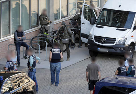 Ein Großaufgebot an Polizisten war bei der Razzia und den Festnahmen im Zuge der Ermittlungen zum Mordfall Simon Paulus beteiligt.