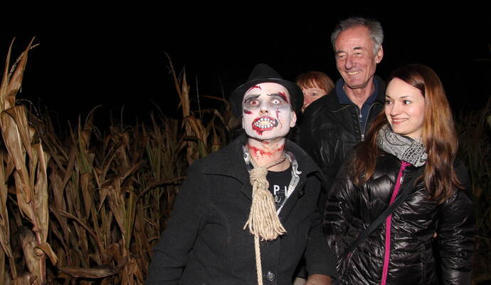 Einfach zum Fürchten: Ute und Arthur Peuker aus Arnbach wagten sich mit ihrer Schwiegertochter Ann-Christin Heim (rechts) in das nur teils beleuchtete Maislabyrinth und wurden unterwegs von verkleideten Gestalten wie diesem „Zombie mit Galgenstrick“ überrascht.