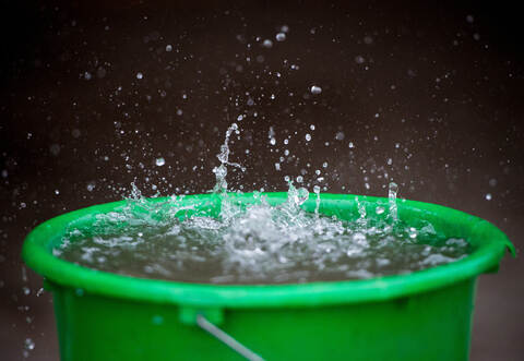 Die Polizei geht davon aus, dass der Mann mehrere Wassereimer einsetzte.