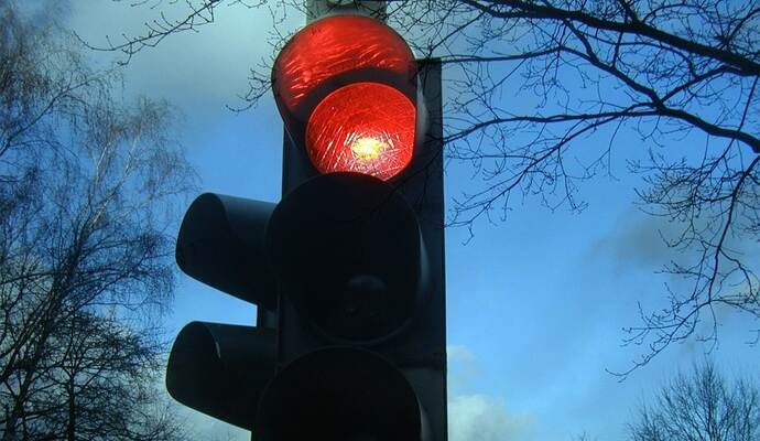 Der Verkehr wird an der B294 in Birkenfeld vorübergehend mit einer Ampel geregelt.