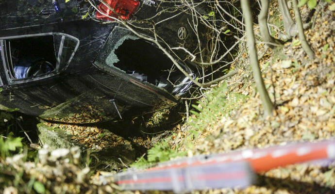 Zum Glück erlitt eine VW-Fahrerin nur leichte Verletzungen bei einem Überschlag mit ihrem Polo, der am Fuß einer Böschung endete.