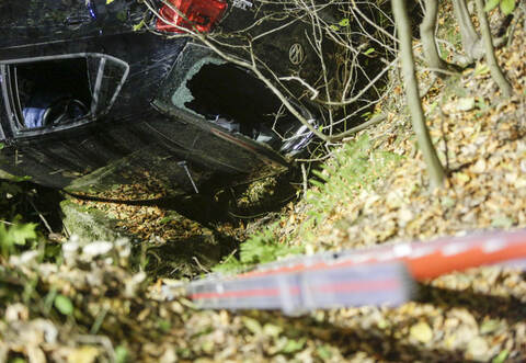 Zum Glück erlitt eine VW-Fahrerin nur leichte Verletzungen bei einem Überschlag mit ihrem Polo, der am Fuß einer Böschung endete.