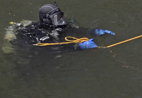 Im Rhein hat die Polizei Teile einer Waffe gefunden, mit der ein Iraker auf der Landesstraße zwischen Dobel und Bad Herrenalb erschossen worden sein soll.