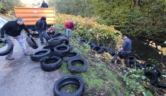 Birkenfelder Bauhof-Mitarbeiter holen den illegalen Müll aus der Enz und von der Böschung: am Ende zählen sie 108 Stück. Foto: Ketterl