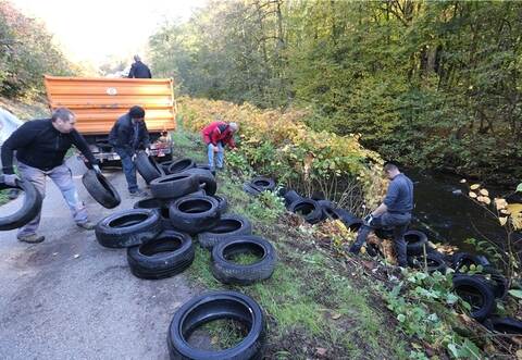 Birkenfelder Bauhof-Mitarbeiter holen den illegalen Müll aus der Enz und von der Böschung: am Ende zählen sie 108 Stück. Foto: Ketterl