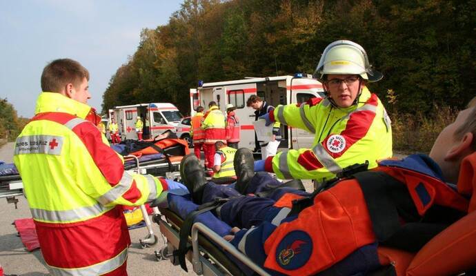 Aufgrund der zahlreichen Verletzten bei der Brandeinsatz-Übung hatten sich die Einsatzkräfte für eine Patientenablage entschieden.