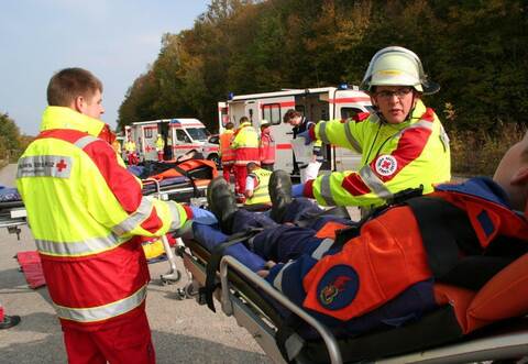 Aufgrund der zahlreichen Verletzten bei der Brandeinsatz-Übung hatten sich die Einsatzkräfte für eine Patientenablage entschieden.
