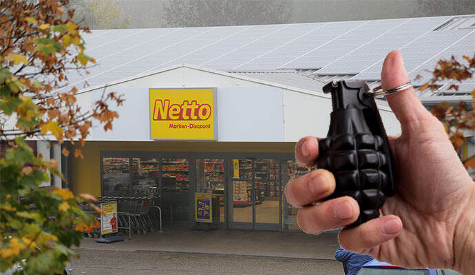 Mit Pistolen bewaffnete Räuber drohten in einem Netto-Markt in Dobel, eine Handgranate zu werfen, wenn kein Geld herausgegeben würde. Mit Pistolen bewaffnete Räuber drohten in einem Netto-Markt in Dobel, eine Handgranate zu werfen, wenn kein Geld herausgegeben würde.