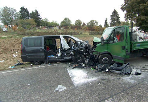 Bei einem Frontalzusammenstoß auf der B35 zwischen Bretten und Diedelsheim sind am Freitagmorgen sechs Personen schwer verletzt worden, drei davon lebensgefährlich.