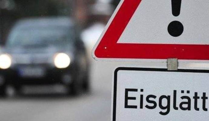 Ganz schön glatt muss es am Sonntagmittag im Nordschwarzwald gewesen sein. Die Polizei meldet zwei Unfälle wegen Schneeglätte im Landkreis Calw, die sich etwa zwischen 12 und 14 Uhr ereignet haben. Ganz schön glatt muss es am Sonntagmittag im Nordschwarzwald gewesen sein. Die Polizei meldet zwei Unfälle wegen Schneeglätte im Landkreis Calw, die sich etwa zwischen 12 und 14 Uhr ereignet haben.