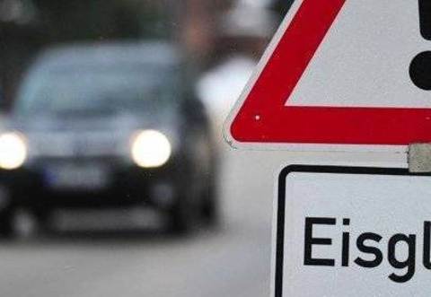 Ganz schön glatt muss es am Sonntagmittag im Nordschwarzwald gewesen sein. Die Polizei meldet zwei Unfälle wegen Schneeglätte im Landkreis Calw, die sich etwa zwischen 12 und 14 Uhr ereignet haben.