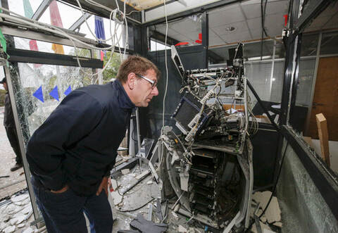Neulingens Bürgermeister Michael Schmidt ist schockiert über das Ausmaß der Zerstörung im Bürgerzentrum.