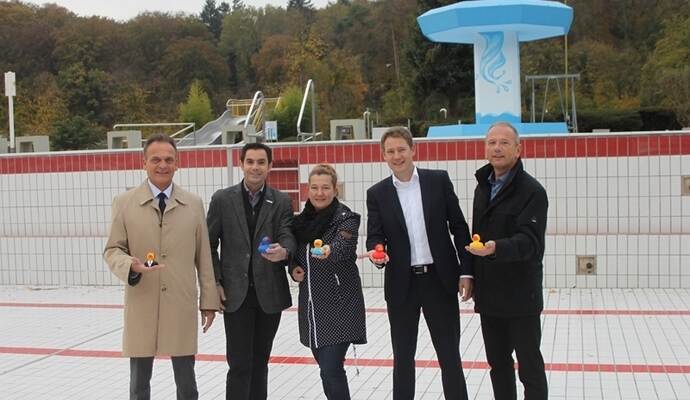 Dass auch die umliegenden Gemeinden von der Schlossbad-Sanierung in Remchingen profitieren, darin sind sich Bürgermeister Luca Wilhelm Prayon (Zweiter von rechts) und seine Kollegen Udo Kleiner (Kämpfelbach, von links), Steffen Bochinger (Keltern), Nicole Bodner (Pfinztal) und Heiko Genthner (Königsbach-Stein) einig. Foto: Zachmann